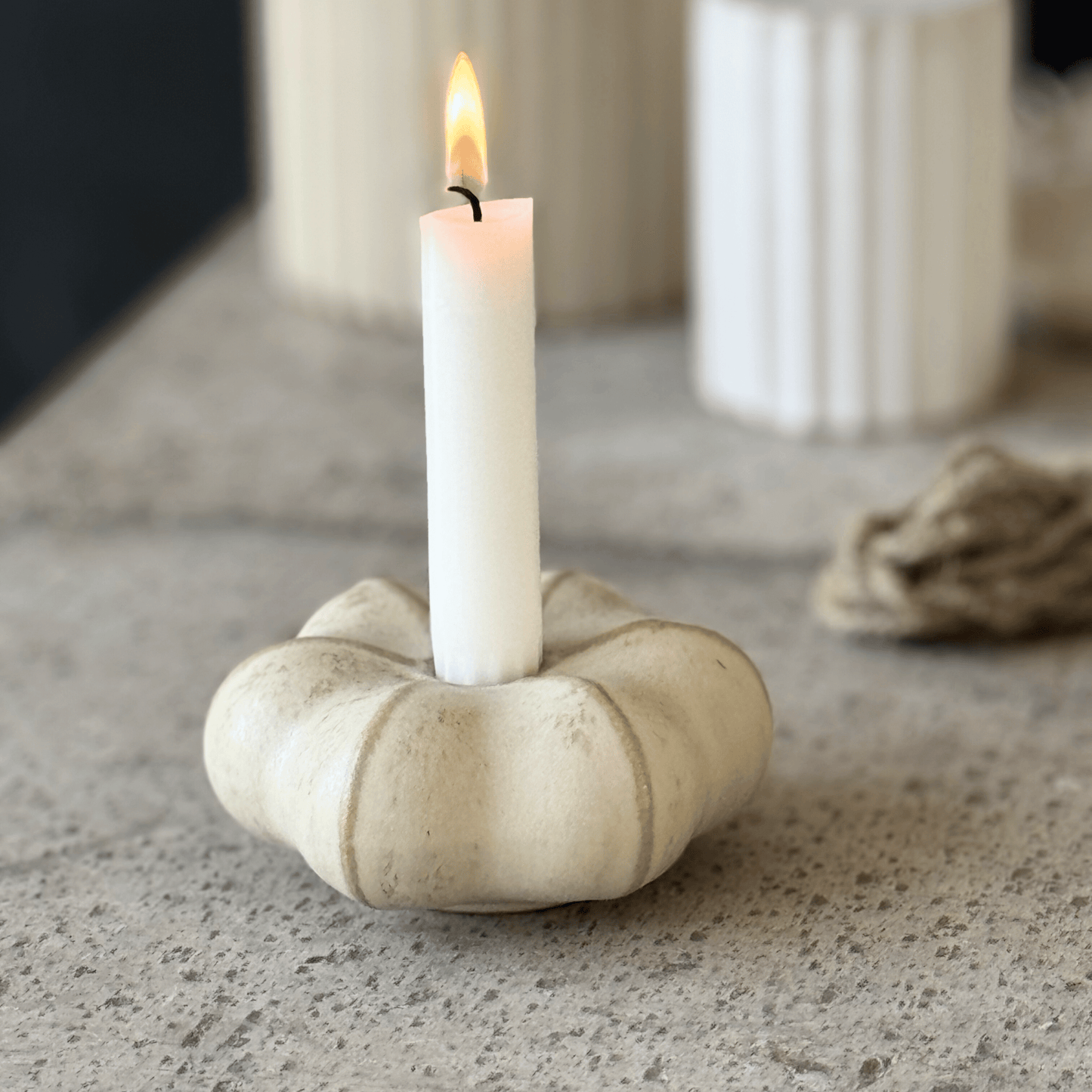 Liten ljusstake i keramik, havrefärgad glasyr – Fröhuskollektionen, för stearinljus, handgjord på Öland