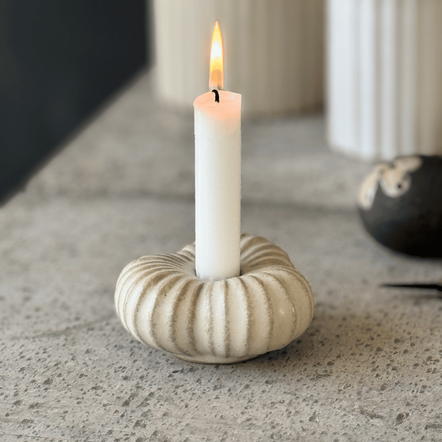 Liten ljusstake i keramik, havrefärgad glasyr – Fröhuskollektionen, för stearinljus, handgjord på Öland