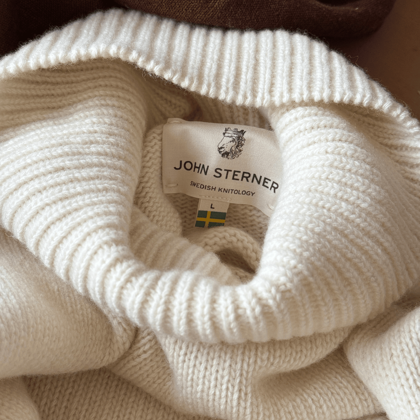 Vit tröja stickad i 100 % organisk merinoull - Stutterheim