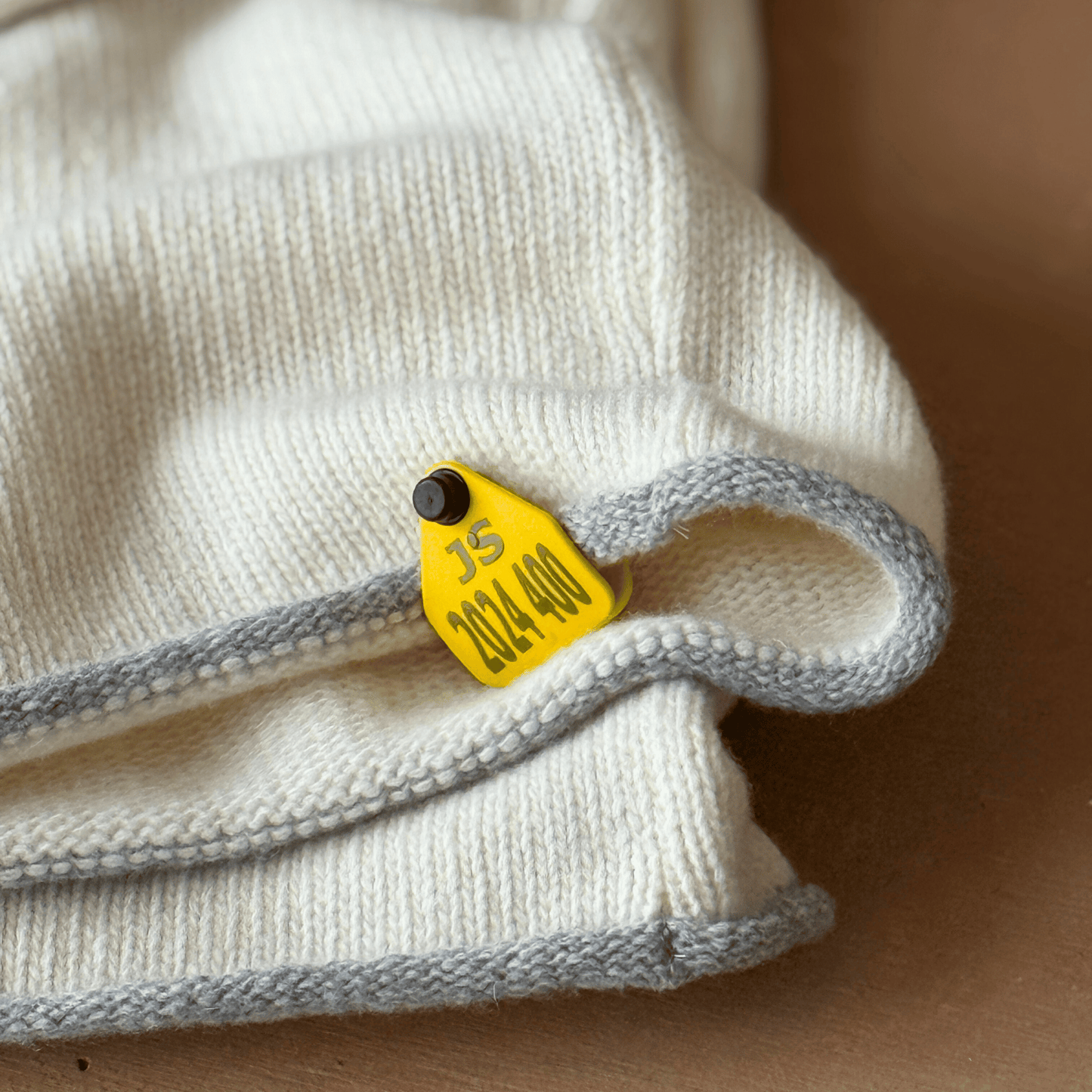 Vit tröja stickad i 100 % organisk merinoull - Stutterheim