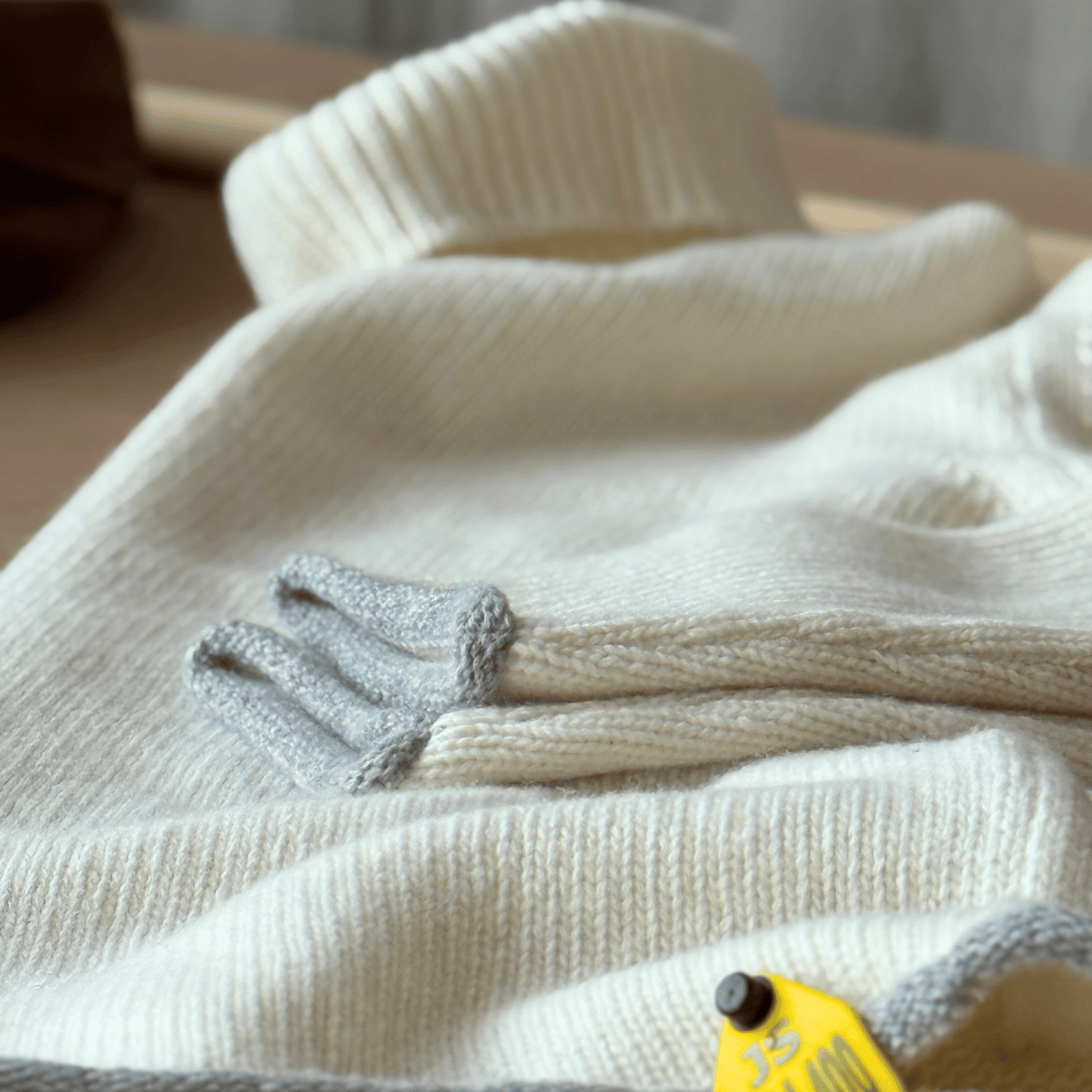 Vit tröja stickad i 100 % organisk merinoull - Stutterheim