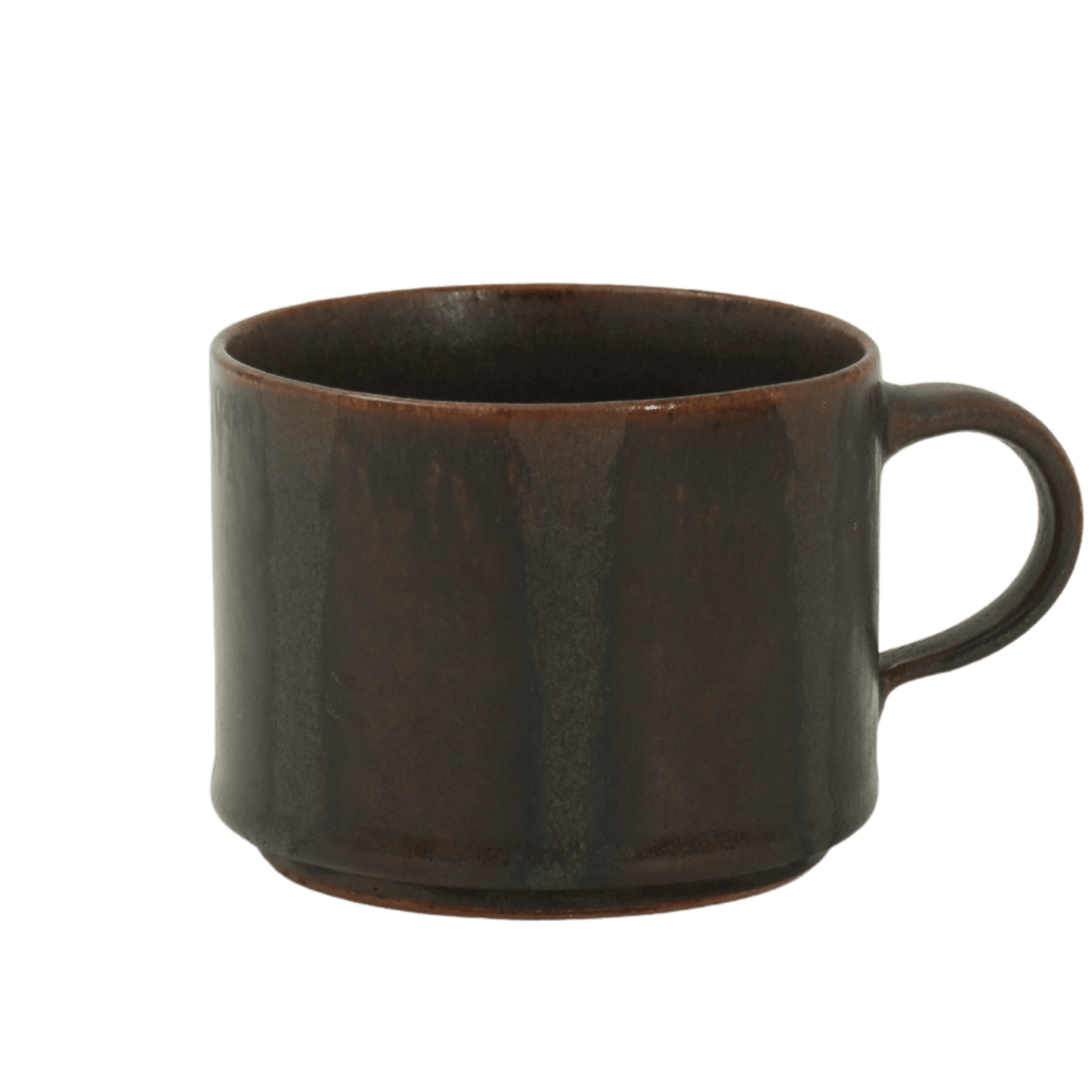 Bredrandig kaffekopp i keramik med mörkbruna ränder mot en brun bottenfärg från Paradisverkstaden på Öland