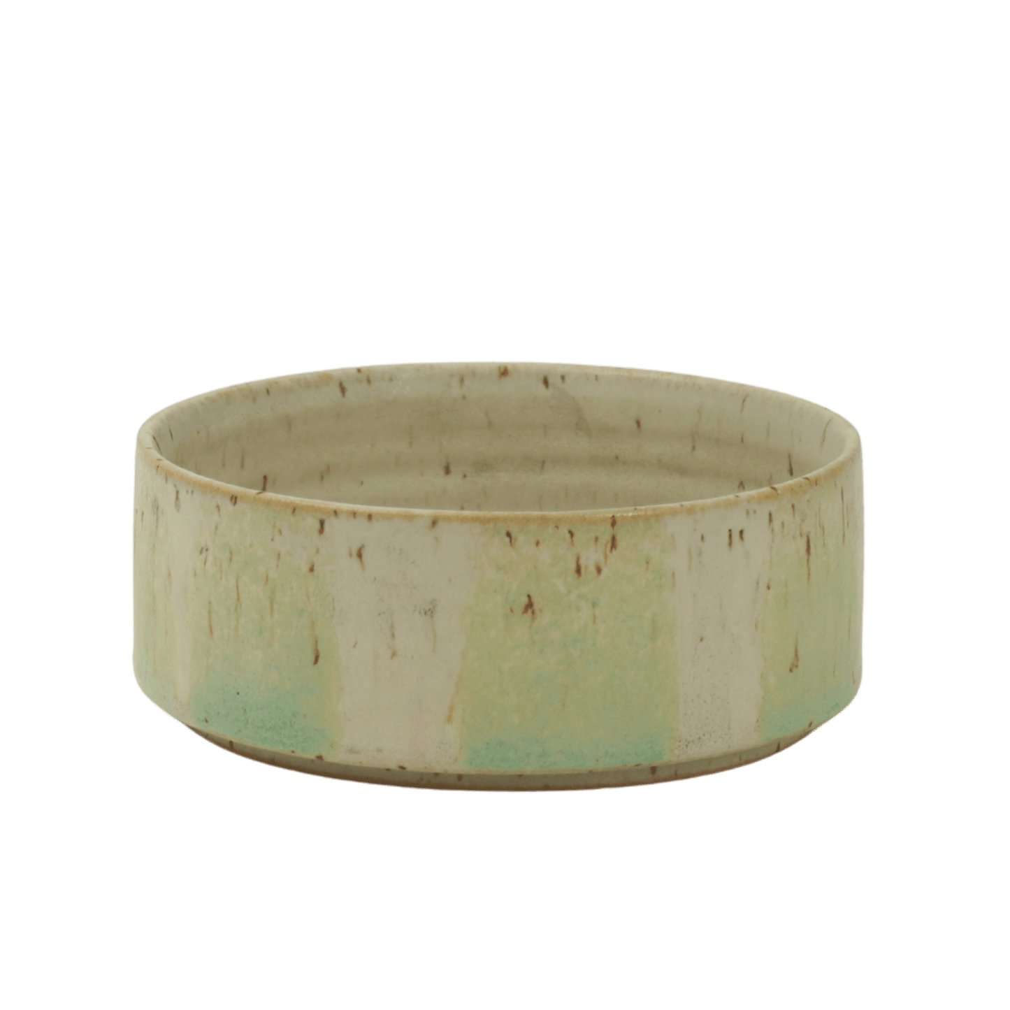 Frukostskål i keramik. Gröna friska ränder mot en havre-färgad botten. Paradisverkstaden Öland