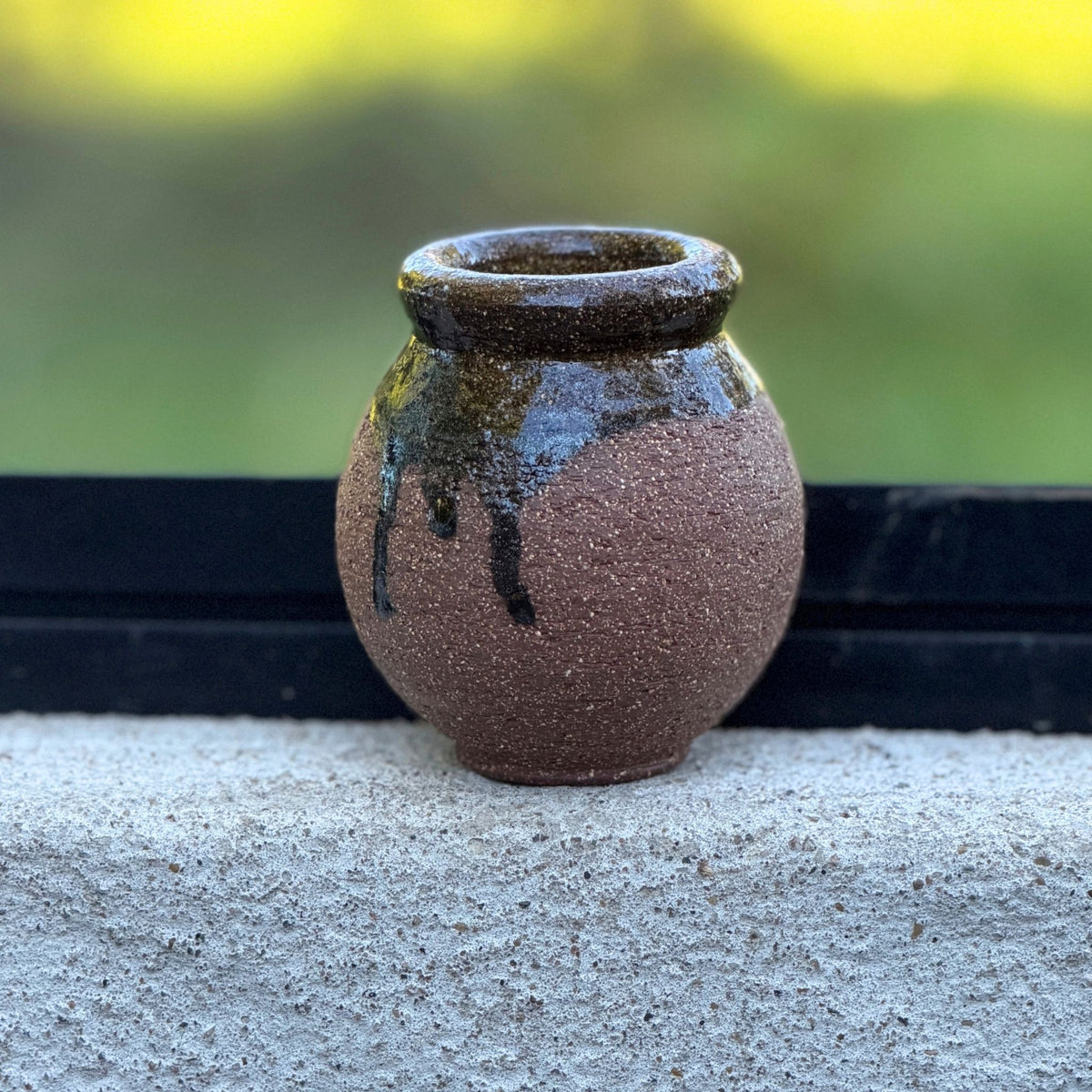 Terra liten keramikvas i brun lera med mörk rinnande glasyr, handgjord av Paradisverkstaden på Öland