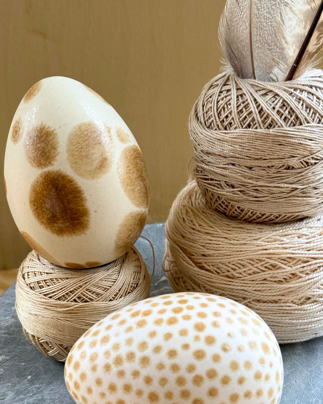 Ägg i keramik med handmålad dekor, prickar i olika storlekar