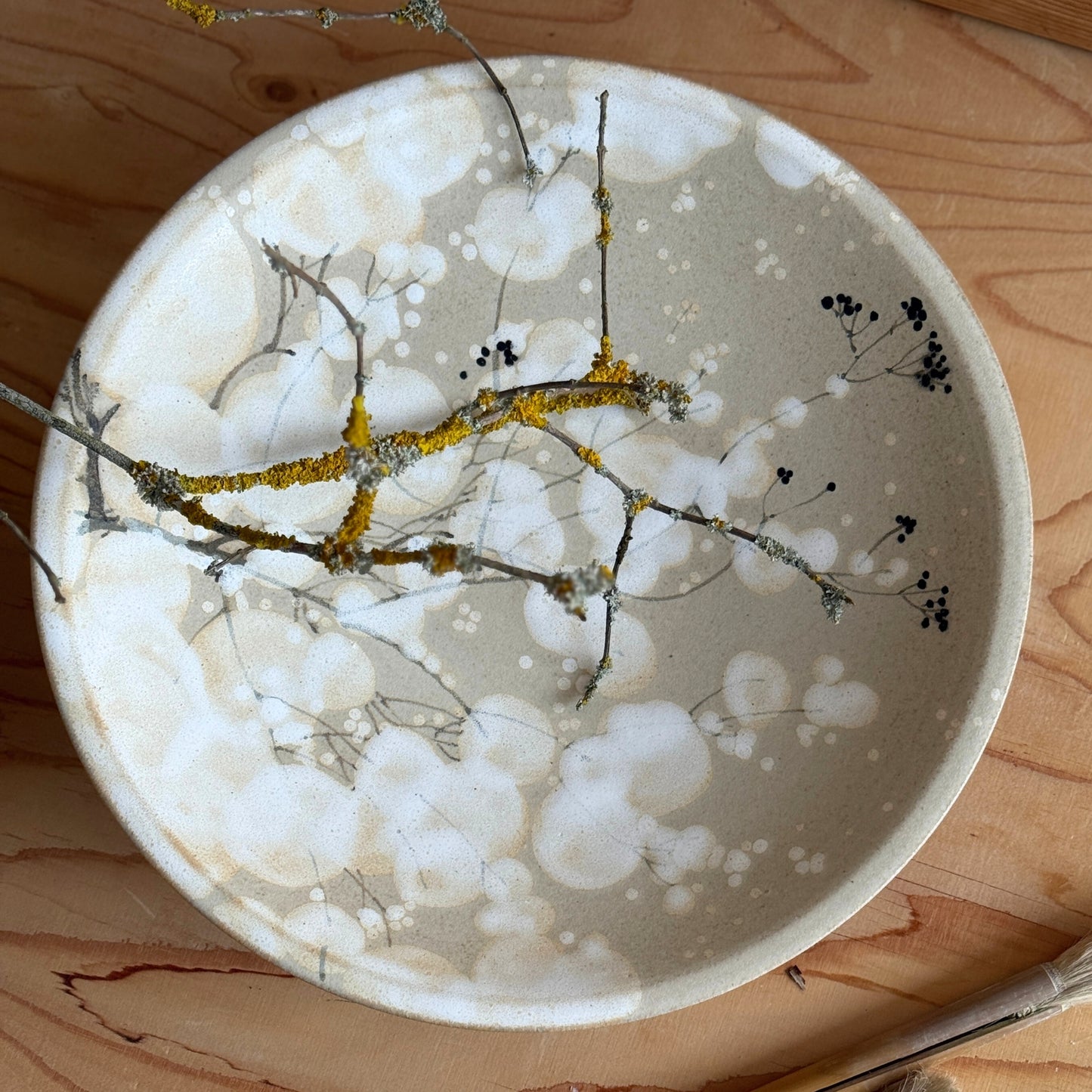 Handmålat fat i keramik med vintrig dekor. Eva Paradis Öland