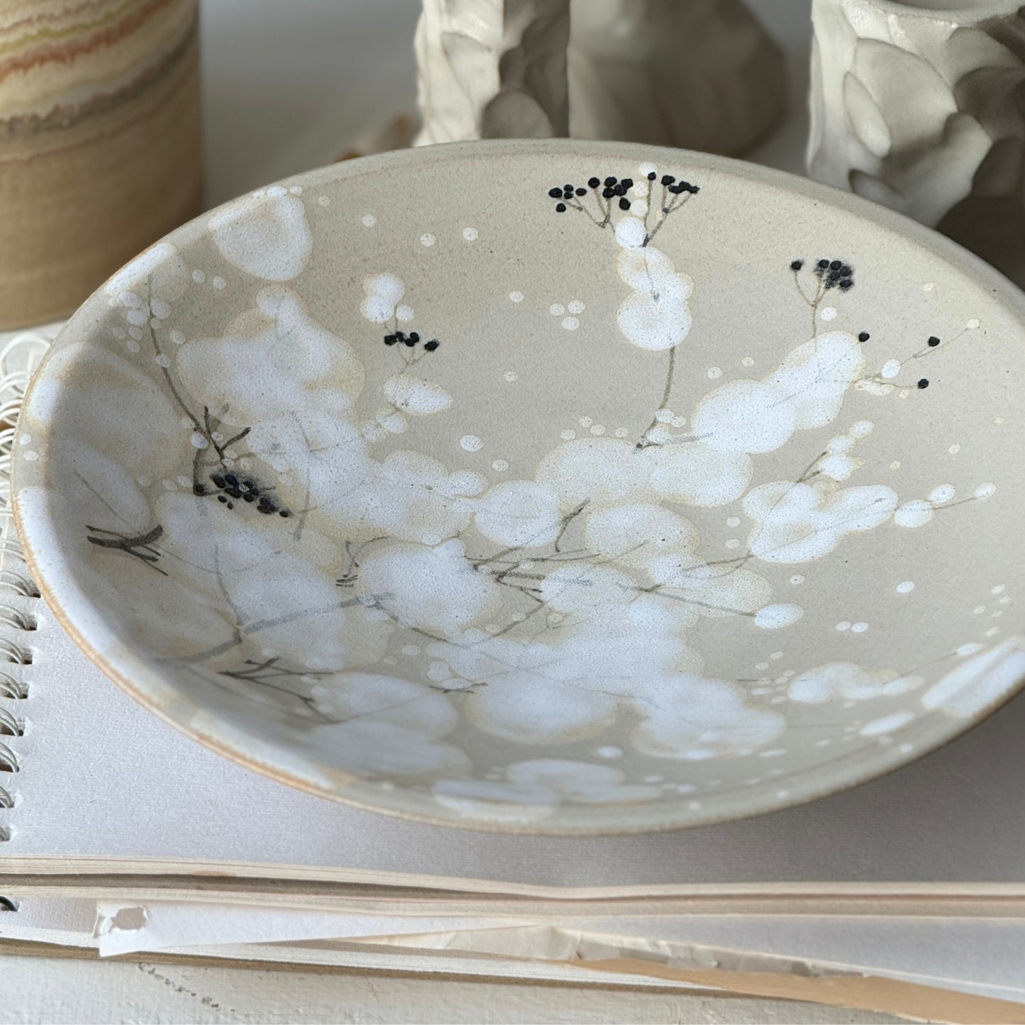 Handmålat fat i keramik med vintrig dekor. Eva Paradis Öland