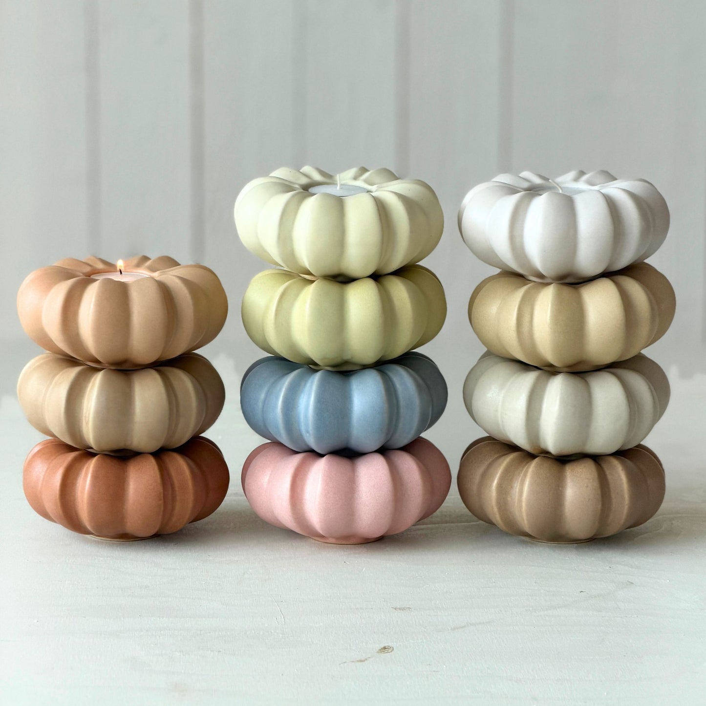 Ljuslyktor i keramik staplade i olika färger