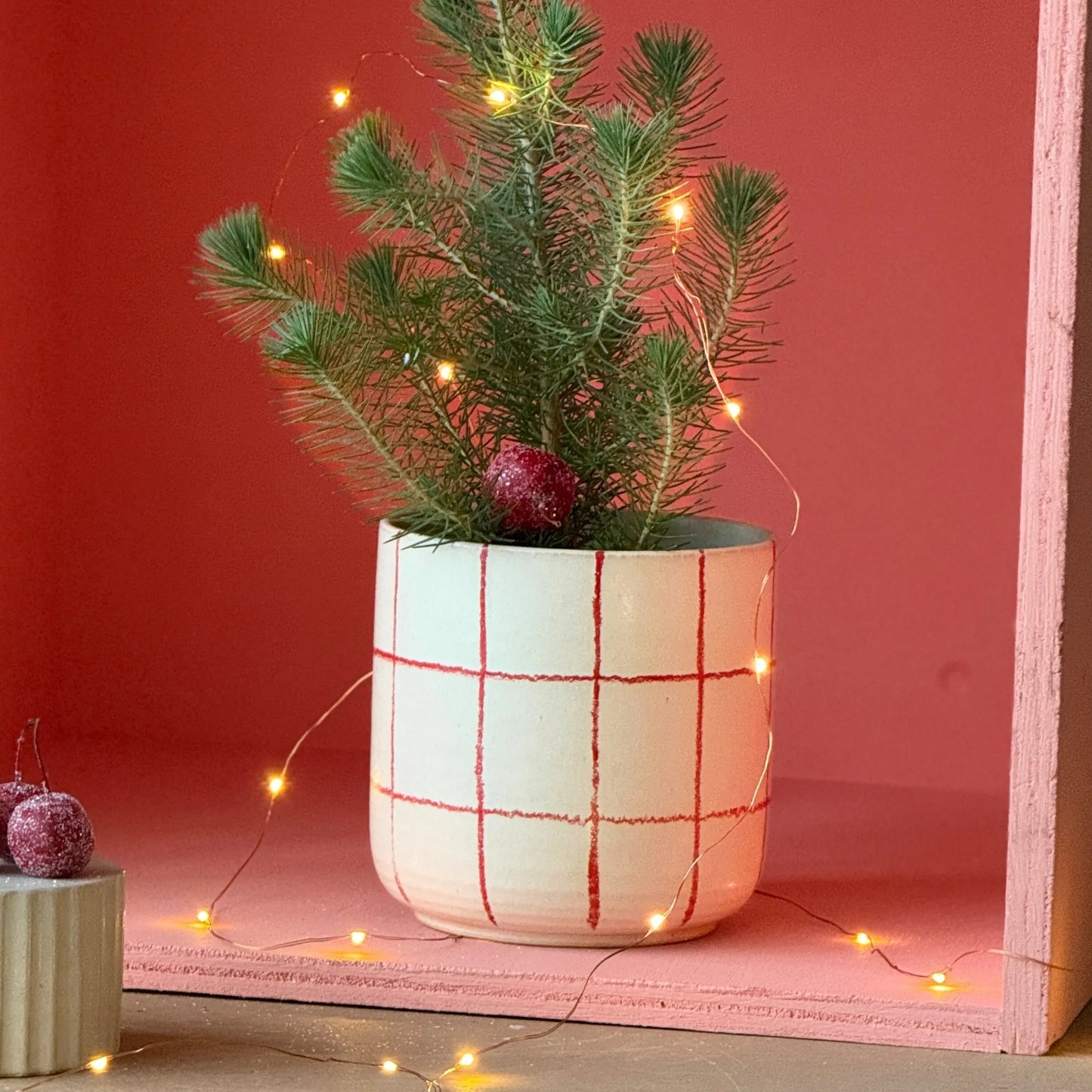 Kruka i keramik - vit botten med röda rutor