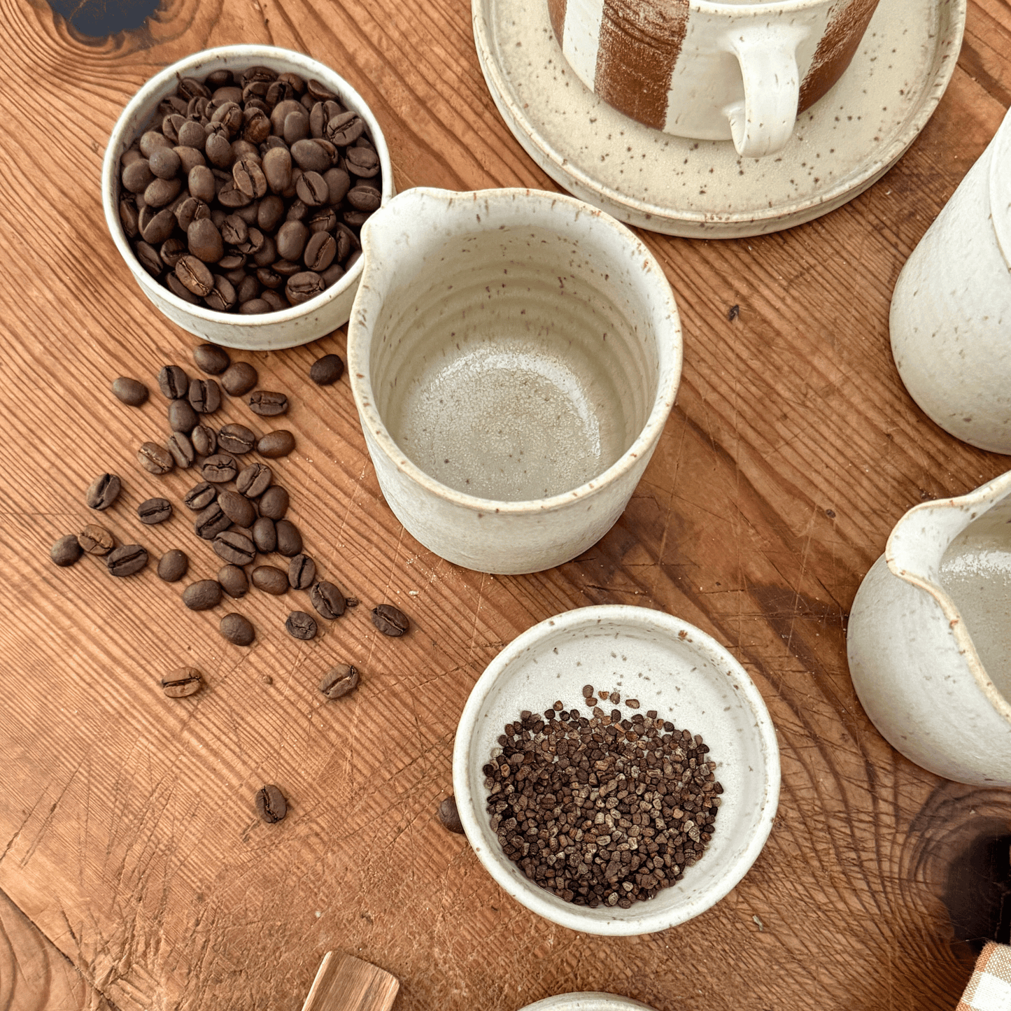 Handdrejad kanna & skål i havrefärgad keramik. Ett tidlöst set från Paradisverkstaden som passar perfekt till Ölandsserien.