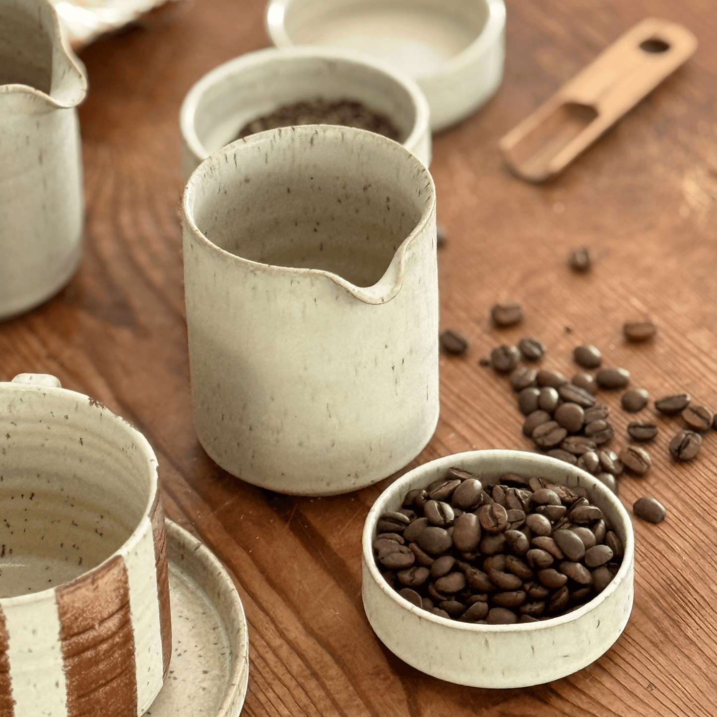 Handdrejad kanna & skål i havrefärgad keramik. Ett tidlöst set från Paradisverkstaden som passar perfekt till Ölandsserien.