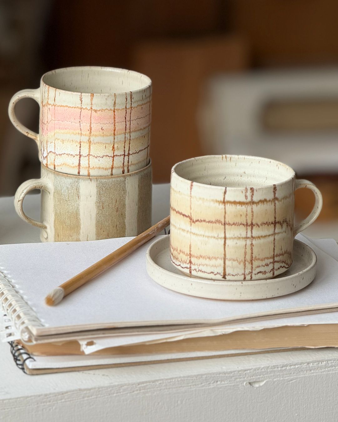 Rutiga och randiga koppar i keramik