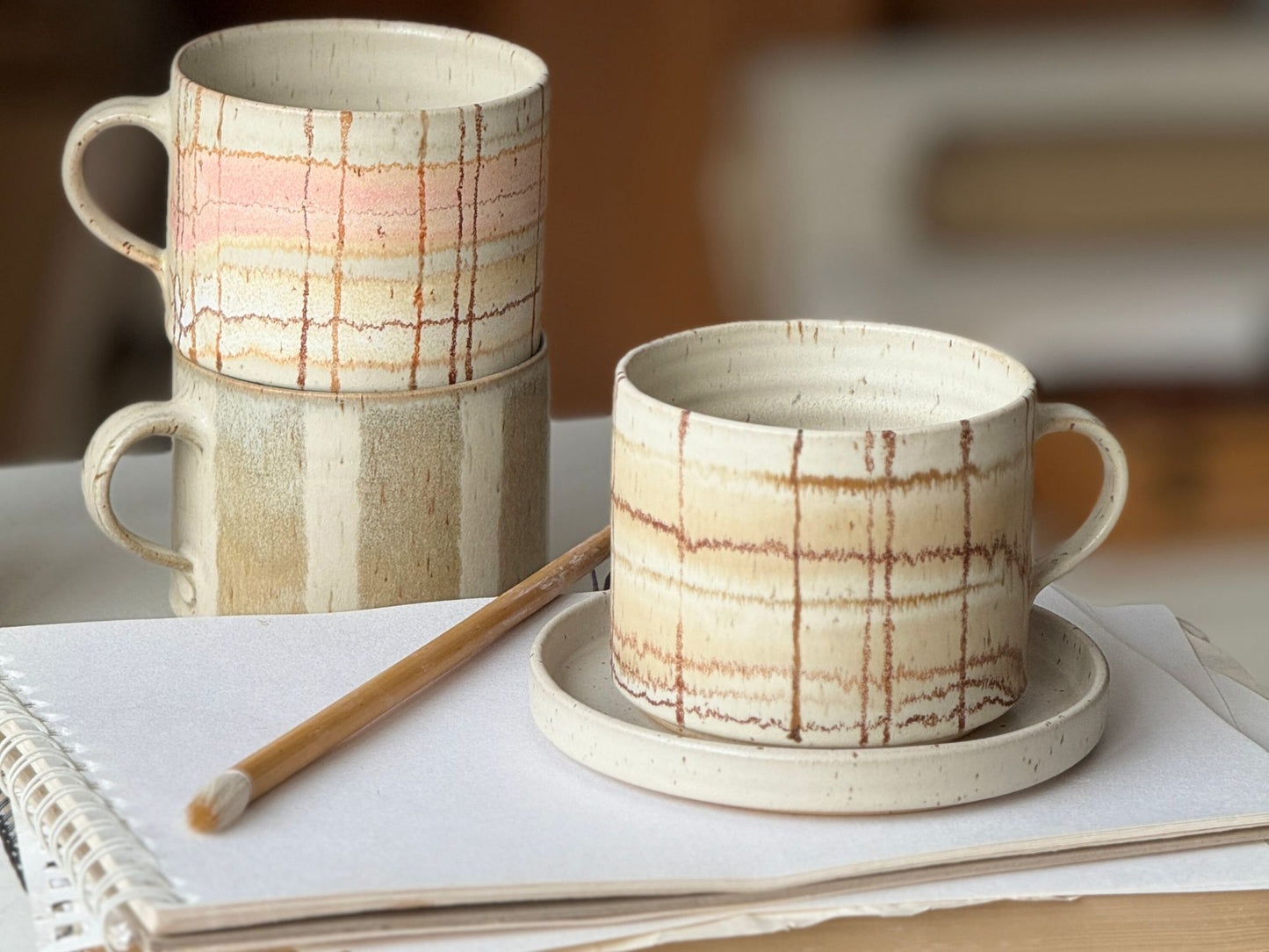 rutiga och randiga koppar i keramik från Paradisverkstaden Öland