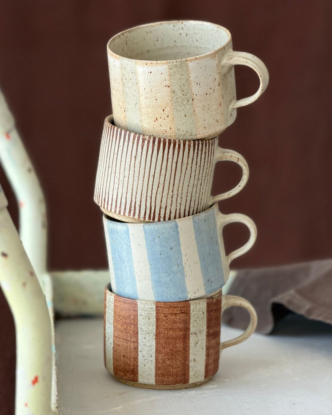 randiga koppar i keramik med olika färger