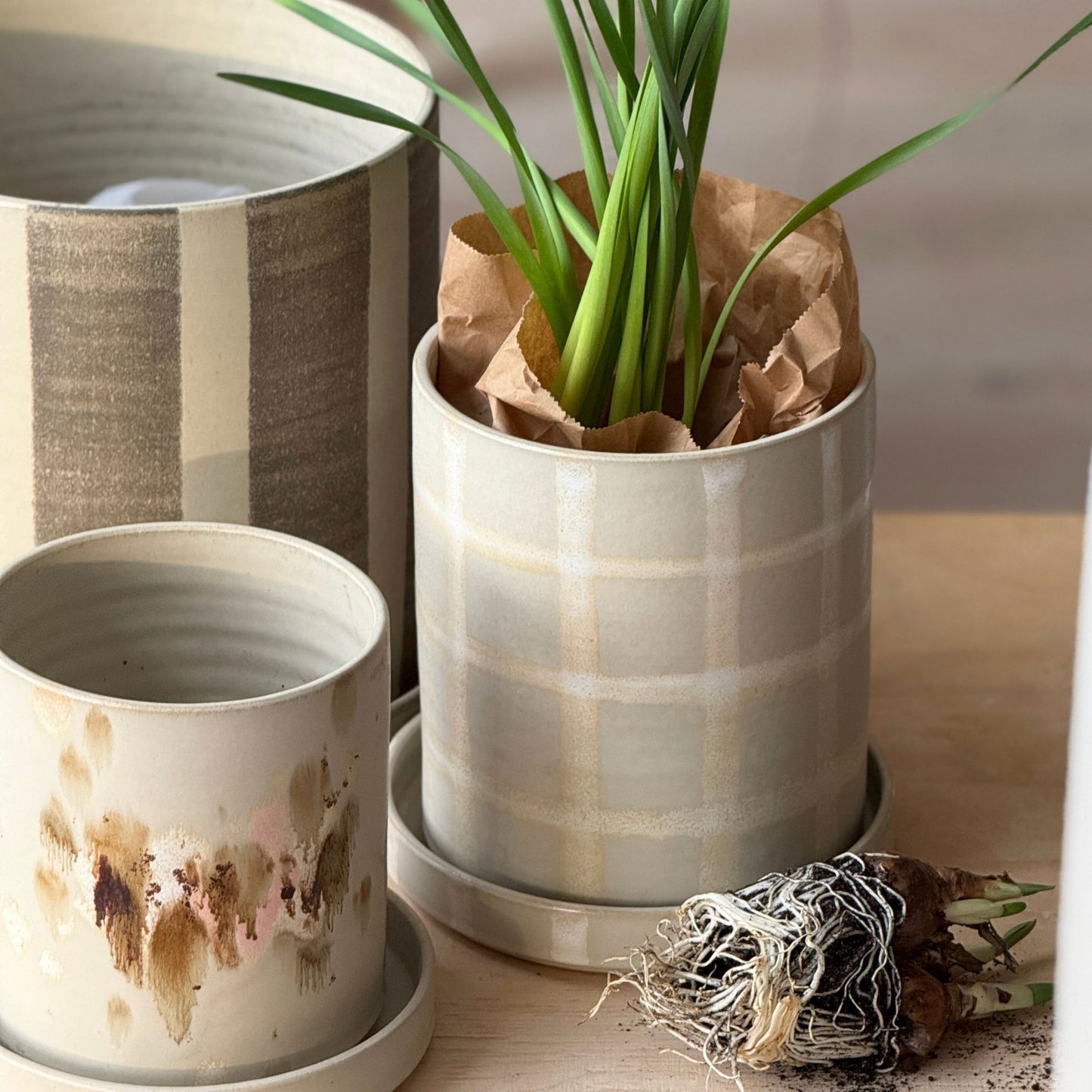 Handgjord keramikkruka Grid med handmålade rutor i creme och havrefärgad glasyr, Paradisverkstaden