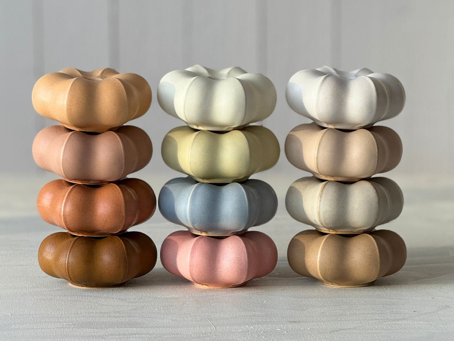 Ljusbärare i keramik i olika färger