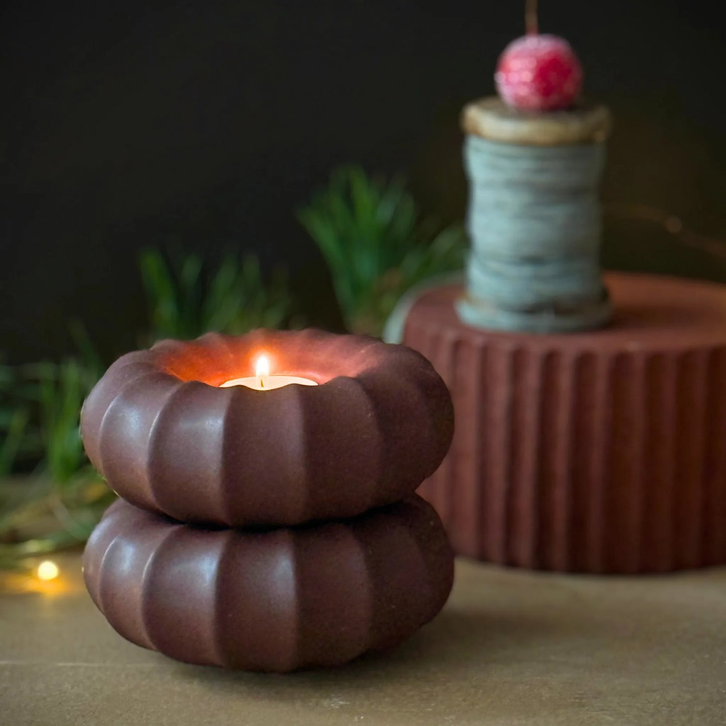 Fröhuslykta i keramik med brun glasyr av Paradisverkstaden Öland