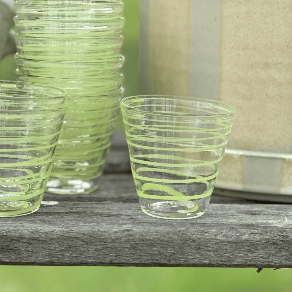 Glas litet rand ljusgrön