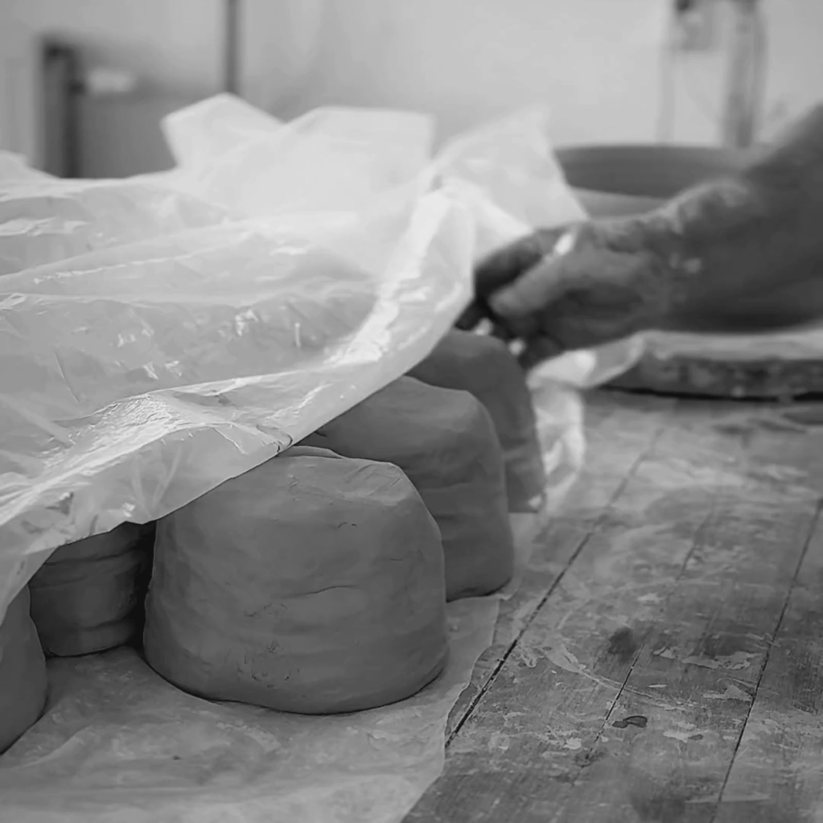 ett stort fat i keramik drejas