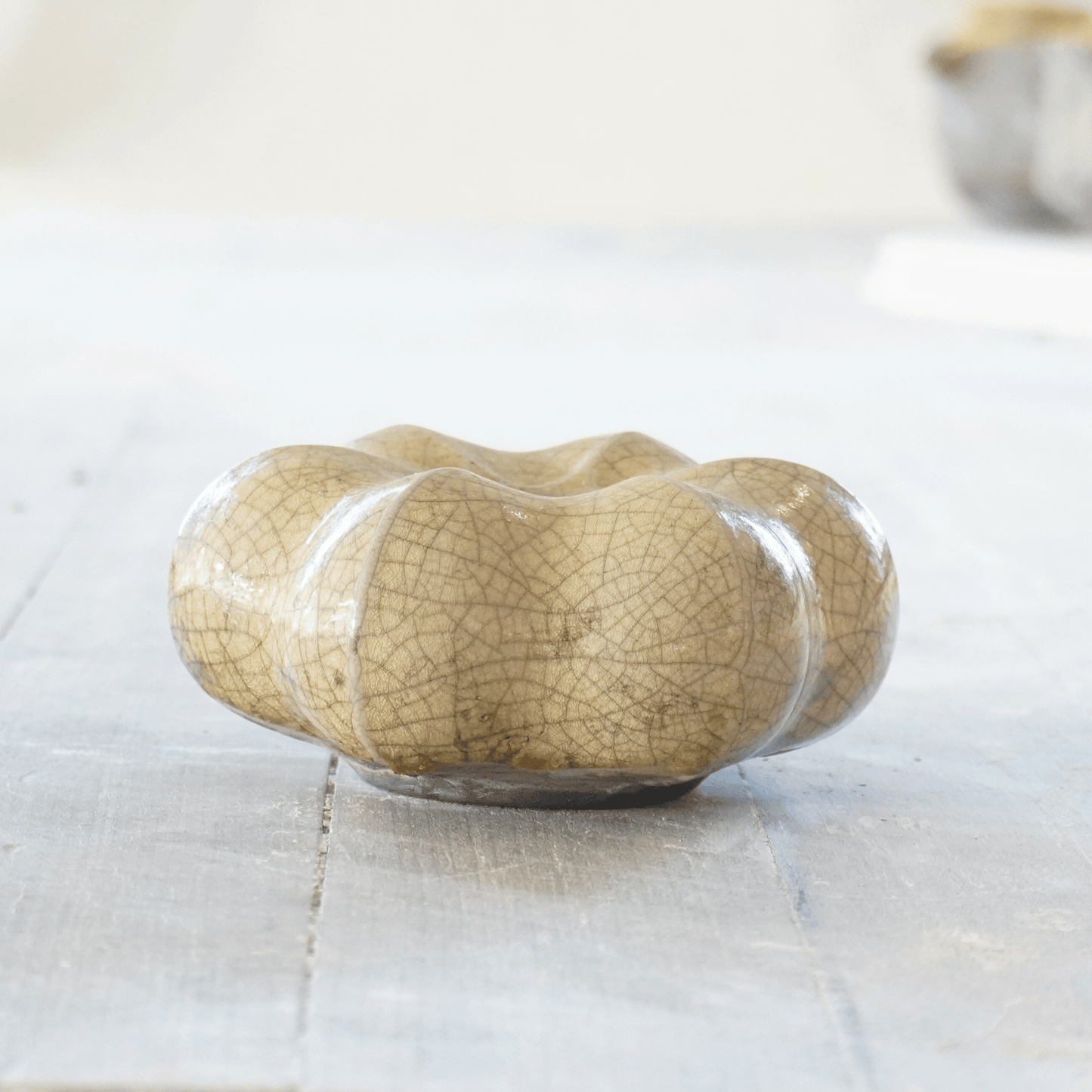 Fröhus Stjärna ljusstake i Raku från Paradisverkstaden, handgjord i gyllene ton med vackra krackeleringar i glasyren.