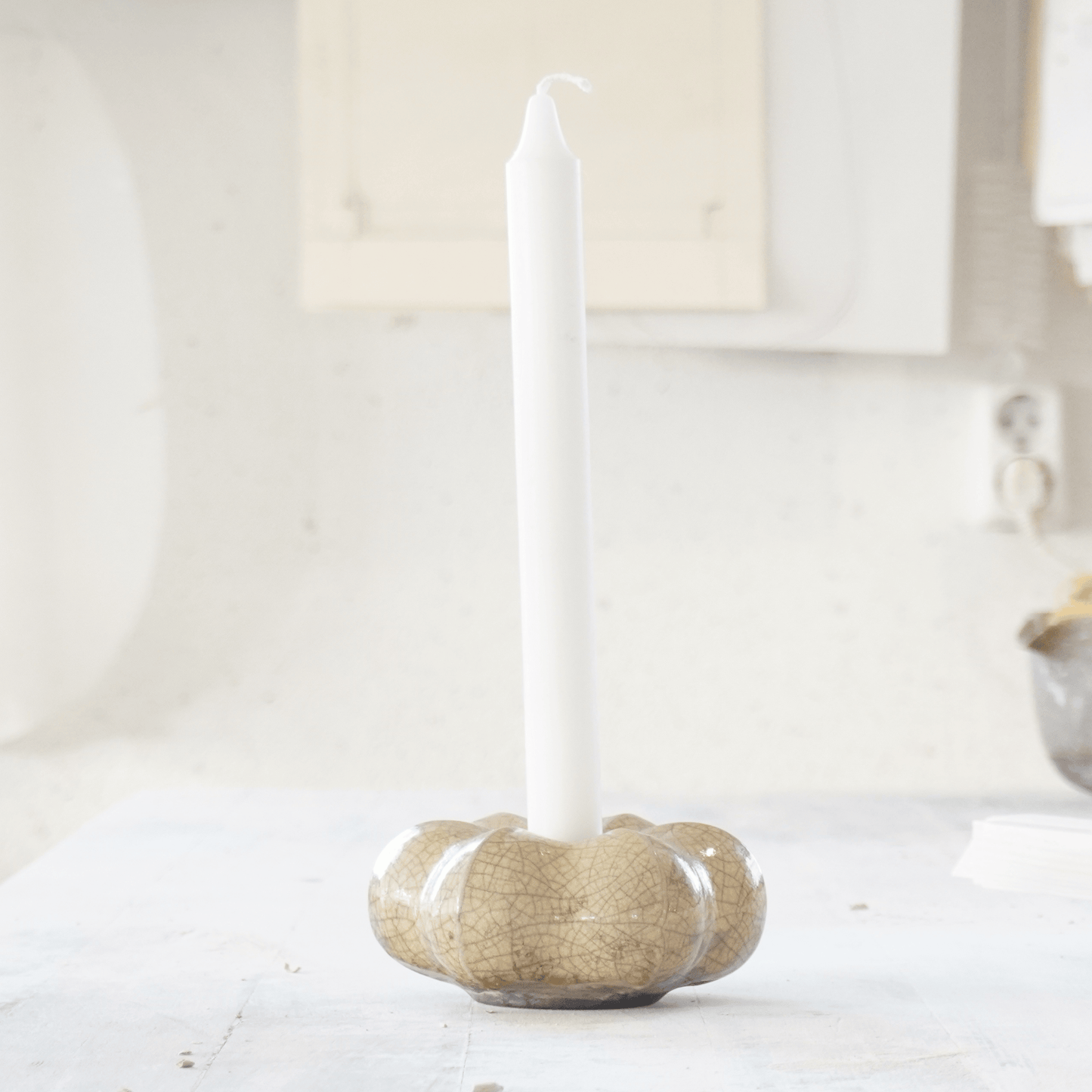 Fröhus Stjärna ljusstake i Raku från Paradisverkstaden, handgjord i gyllene ton med vackra krackeleringar i glasyren.