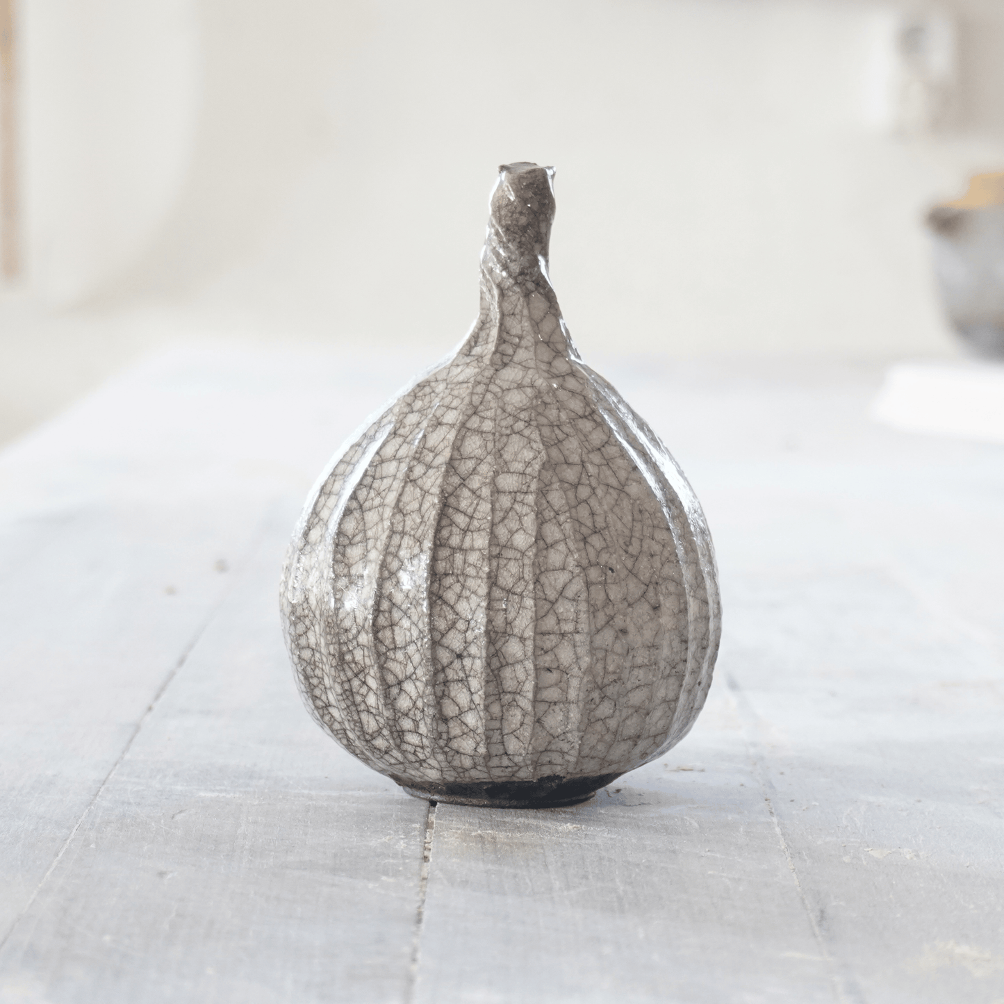 Raku-skulptur av Eva Paradis i grå glasyr med krackeleringar och mjukt organisk form, handgjord på Öland.