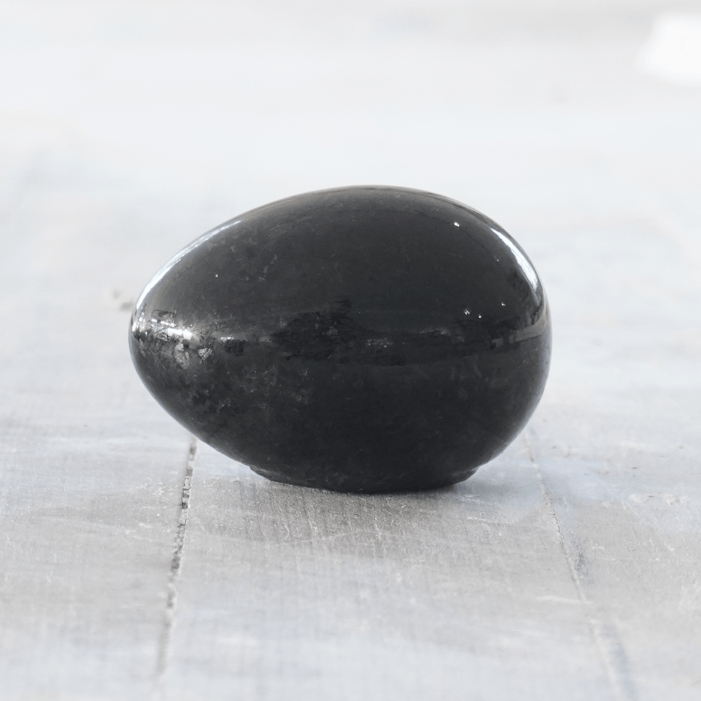 Blank svart handgjort Rakuägg från Paradisverkstaden
