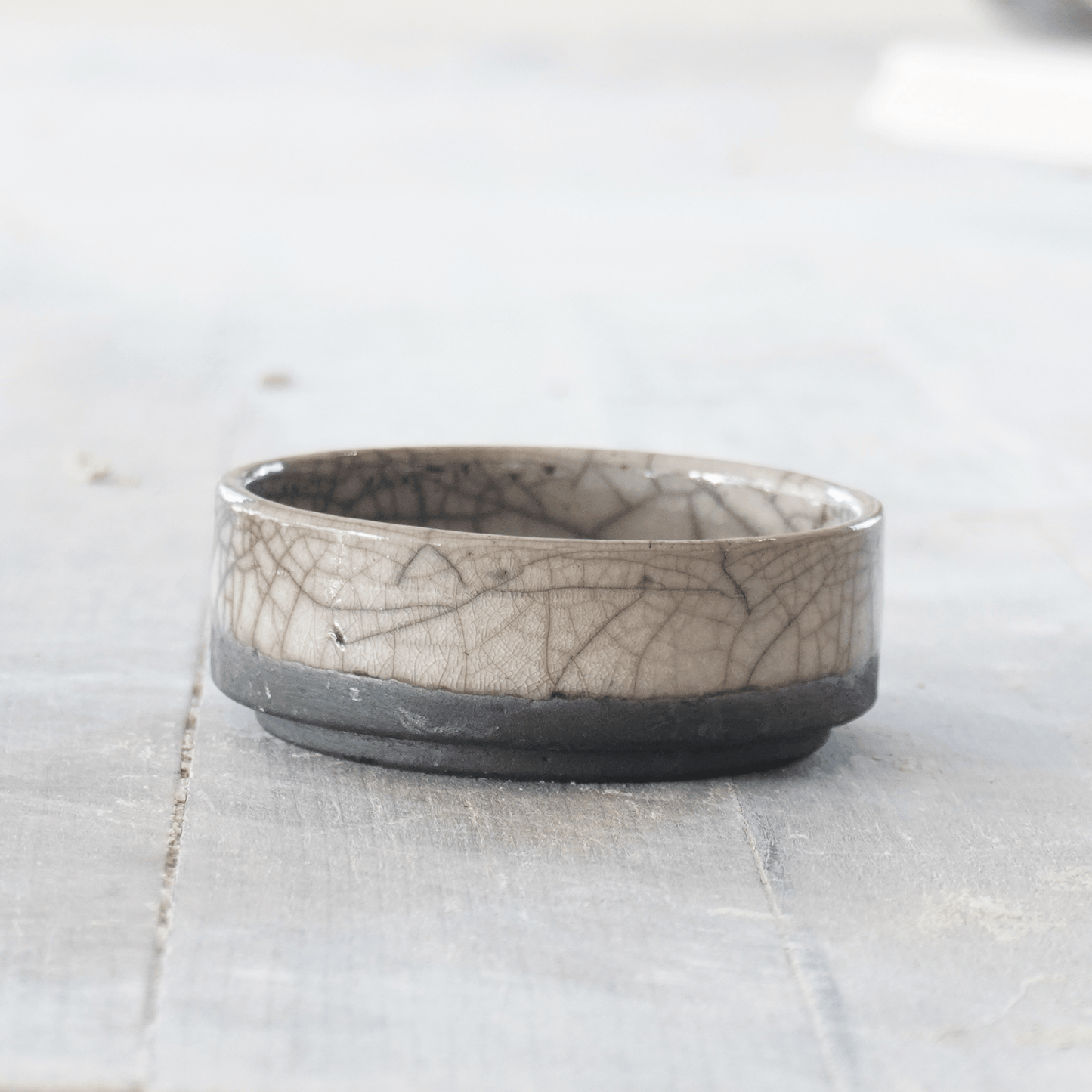 Handgjord Raku-skål från Paradisverkstaden med krackelerad glasyr och naturliga färgskiftningar.