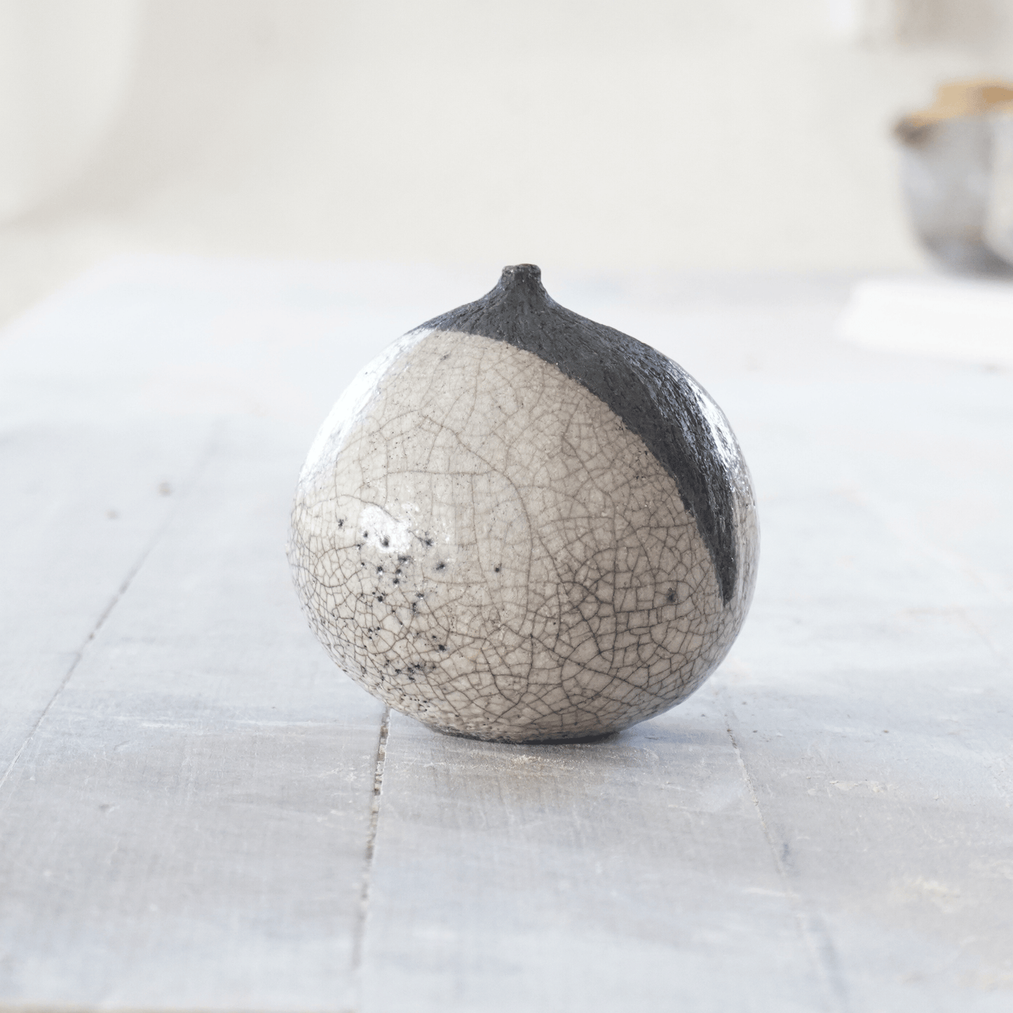 Raku-skulptur av Eva Paradis i grå och svart glasyr med krackeleringar och mjukt organisk form, handgjord på Öland.