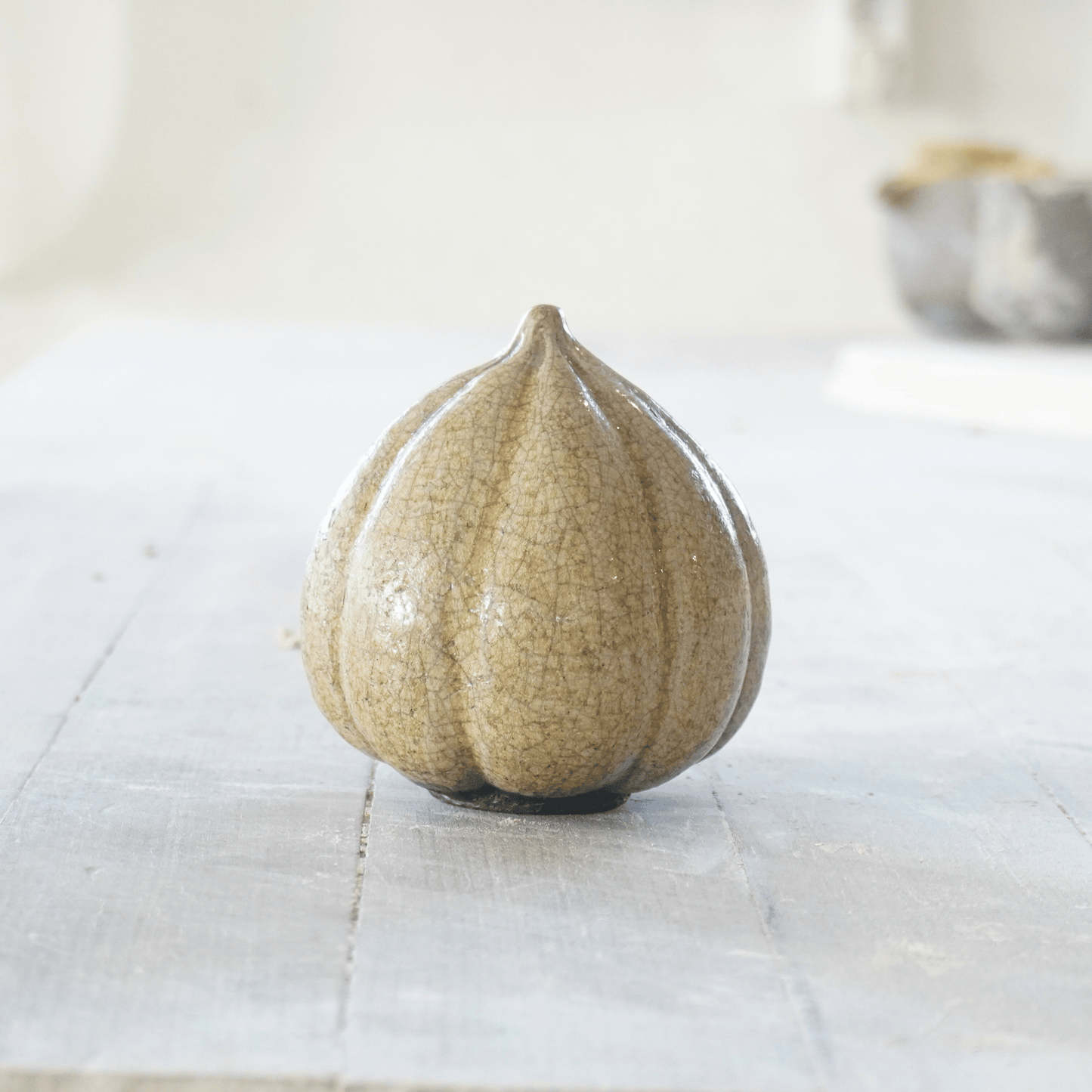 Raku-skulptur av Eva Paradis i grön glasyr med krackeleringar och mjukt organisk form, handgjord på Öland.