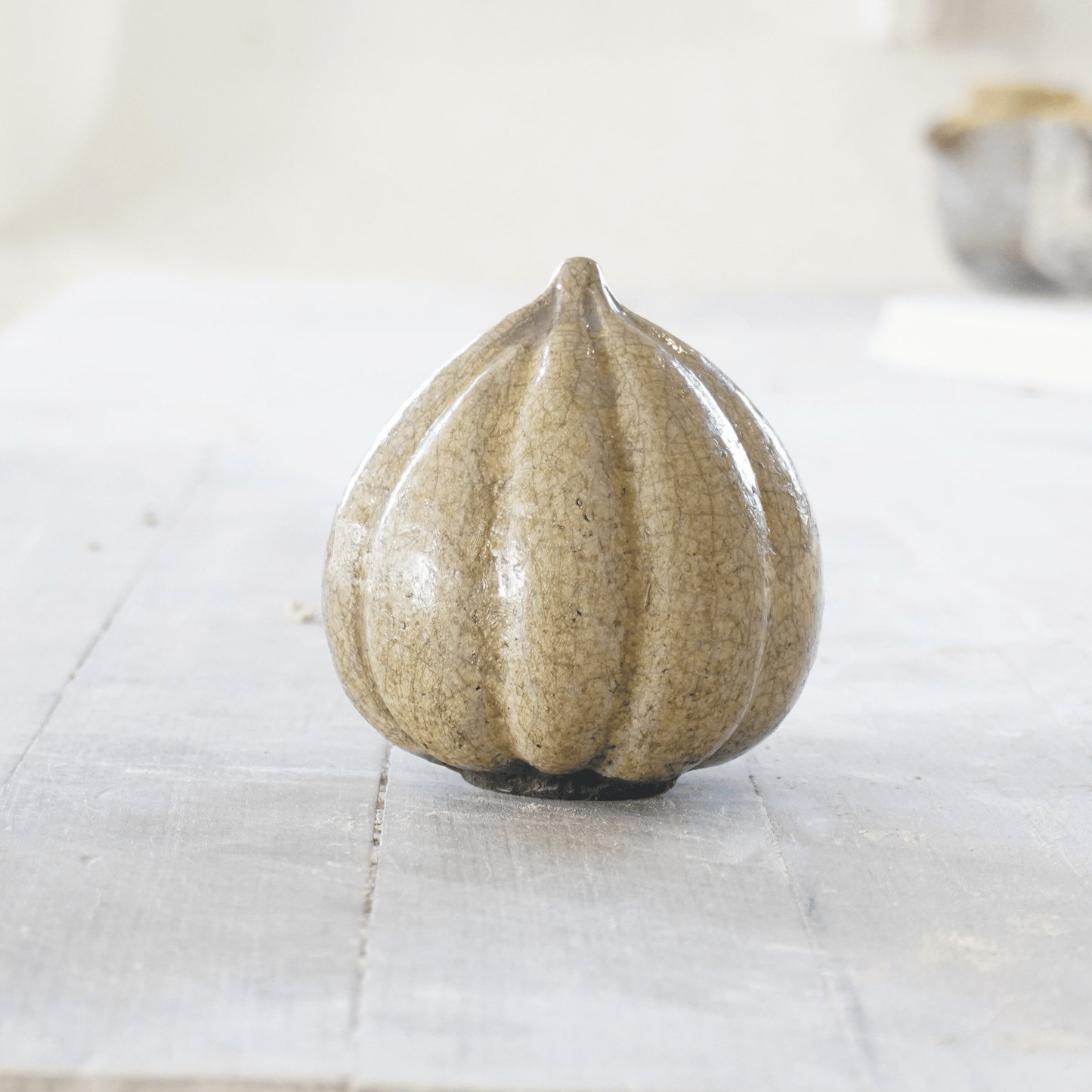 Raku-skulptur av Eva Paradis i grön glasyr med krackeleringar och mjukt organisk form, handgjord på Öland.