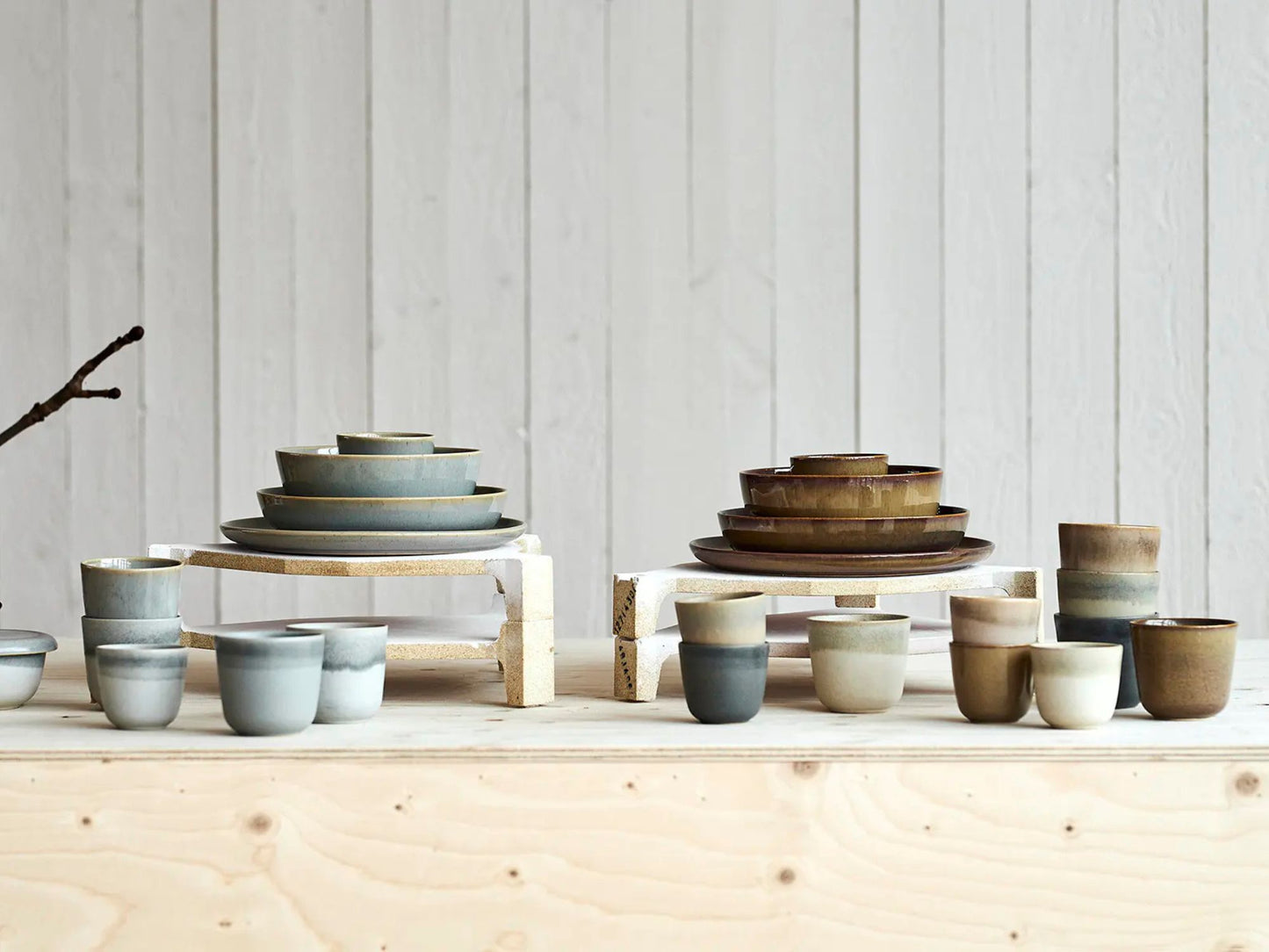 Servis i keramik med färgskiftningar, tallrikar och koppar