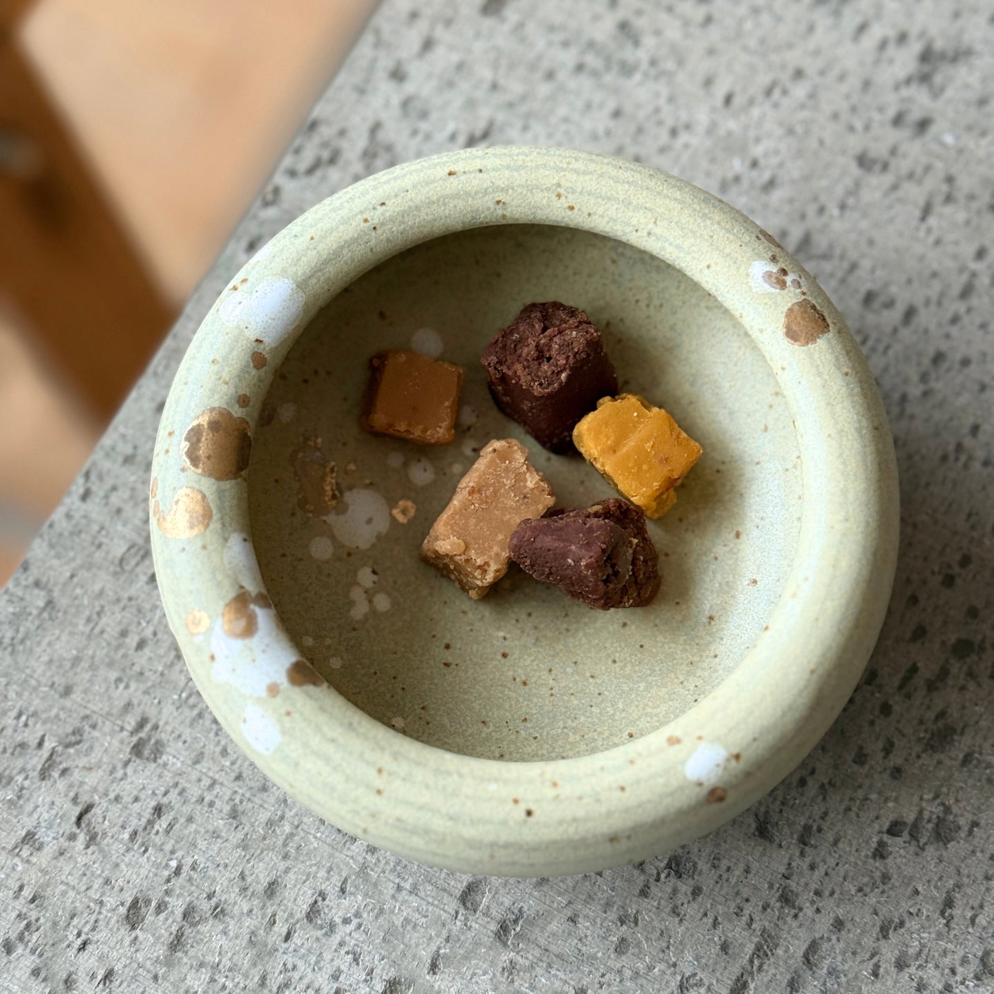 Skål i keramik med gulddekor