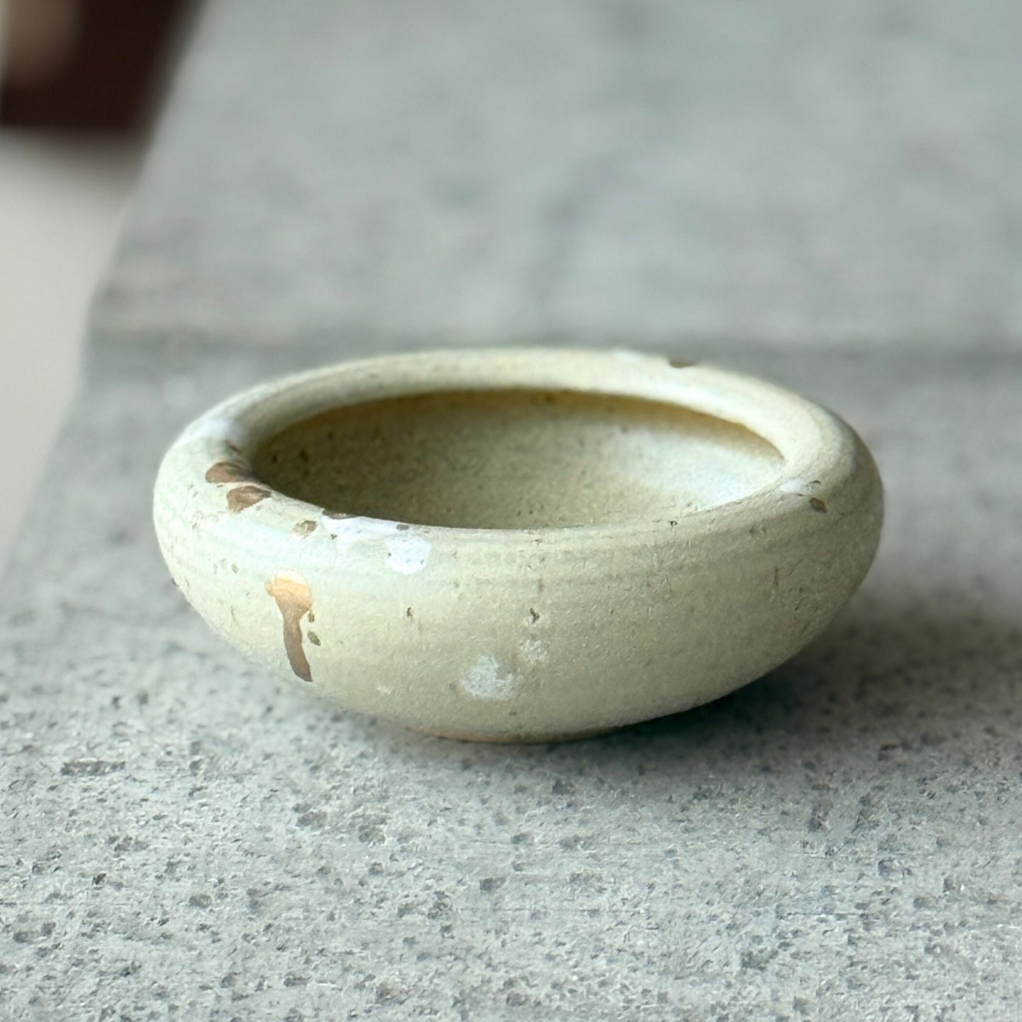 Skål i keramik med gulddekor