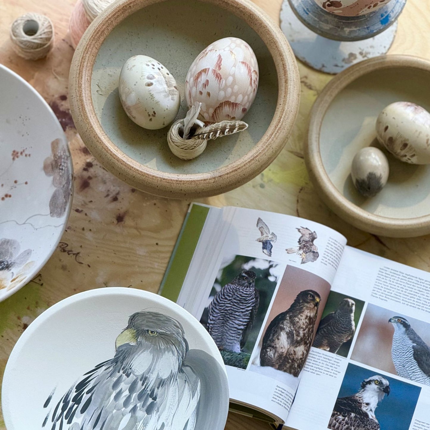 fat i keramik och bilder på fåglar