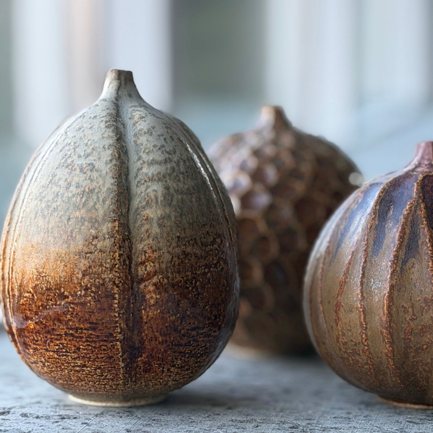Handgjorda keramiska skulpturer i set om tre från Öland med varierande form och glasyr