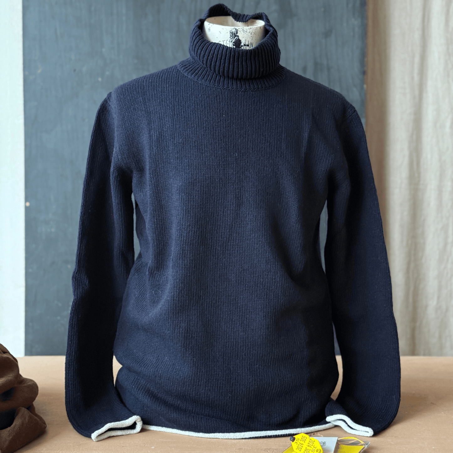 Stickad Ulltröja i marinblå - John Sterner av Alexander Stutterheim