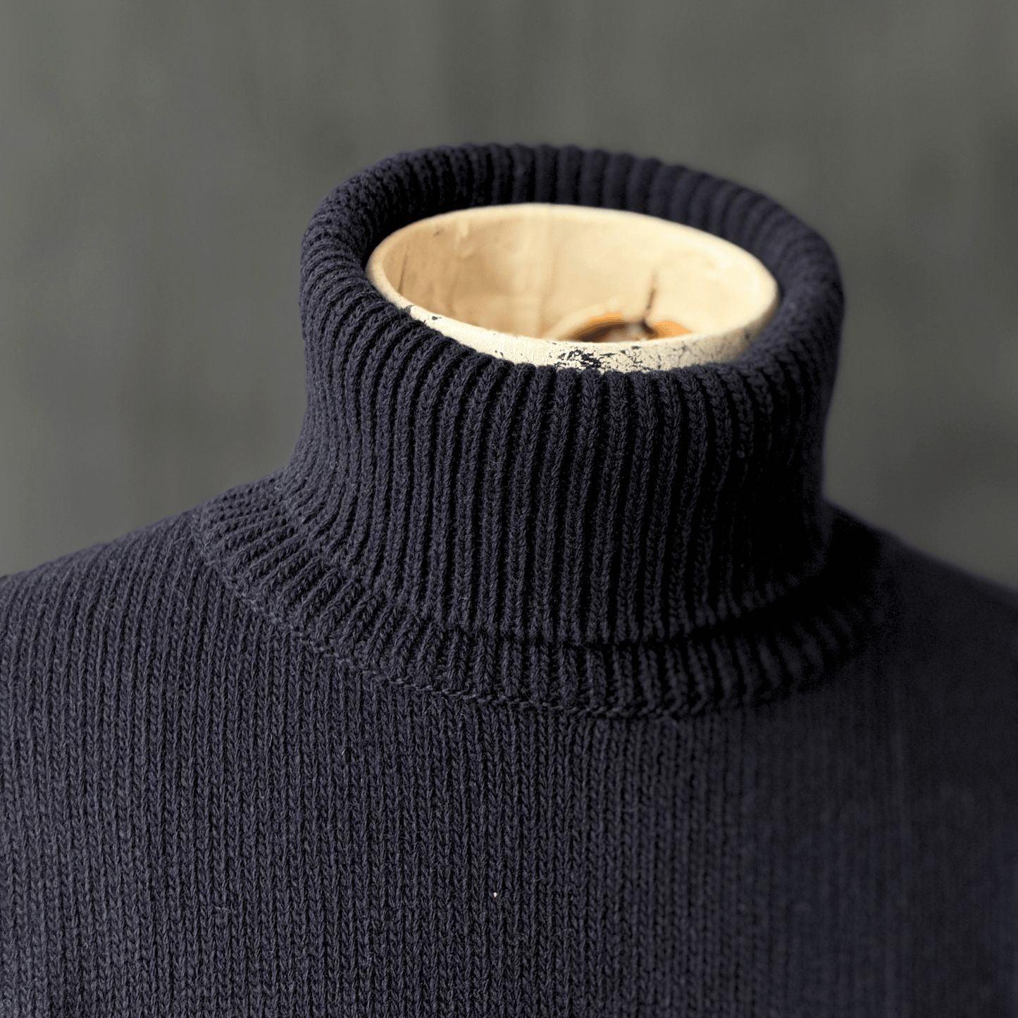 Ulltröja i marinblå John Sterner av Alexander Stutterheim