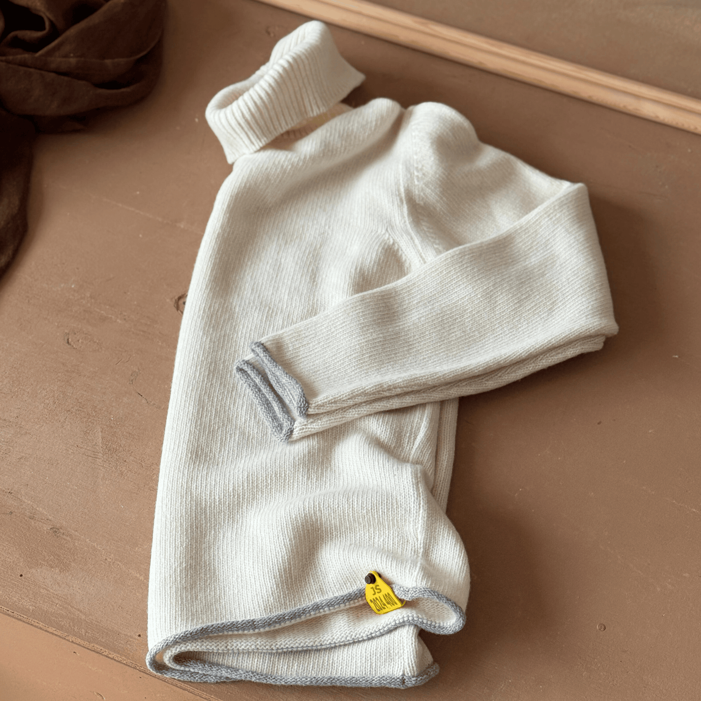 Vit tröja stickad i 100 % organisk merinoull - Stutterheim