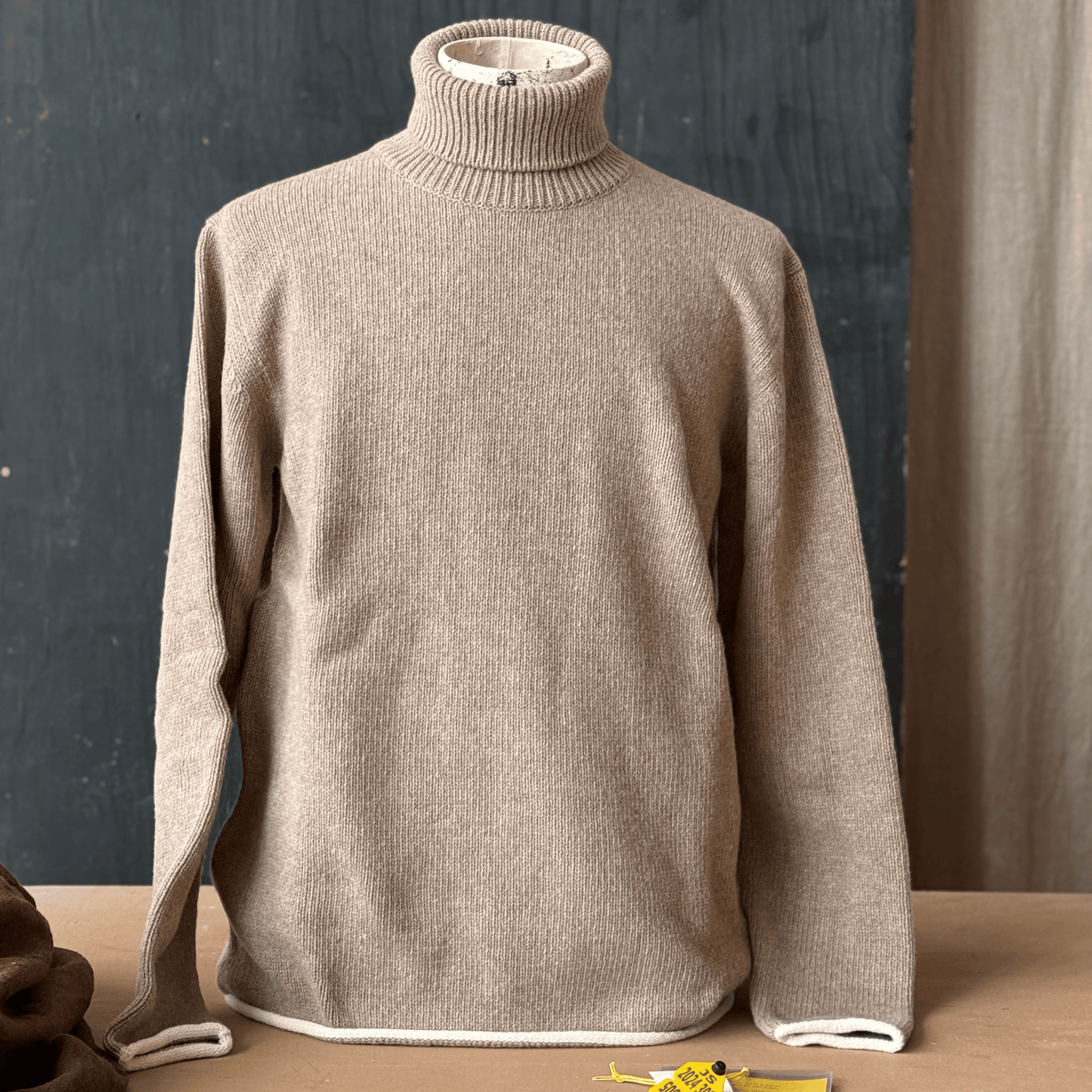 Kaffebrun stickad ulltröja av Alexander Stutterheim - John Sterner