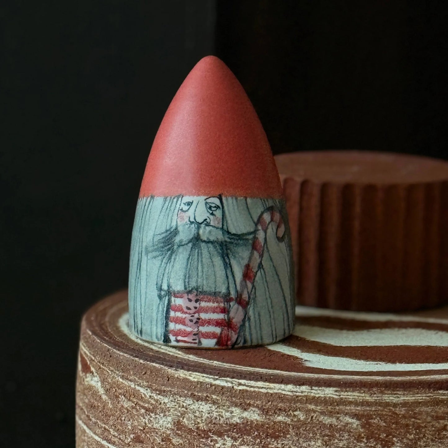 Tomte i keramik med röd luva - Paradisverkstaden Öland