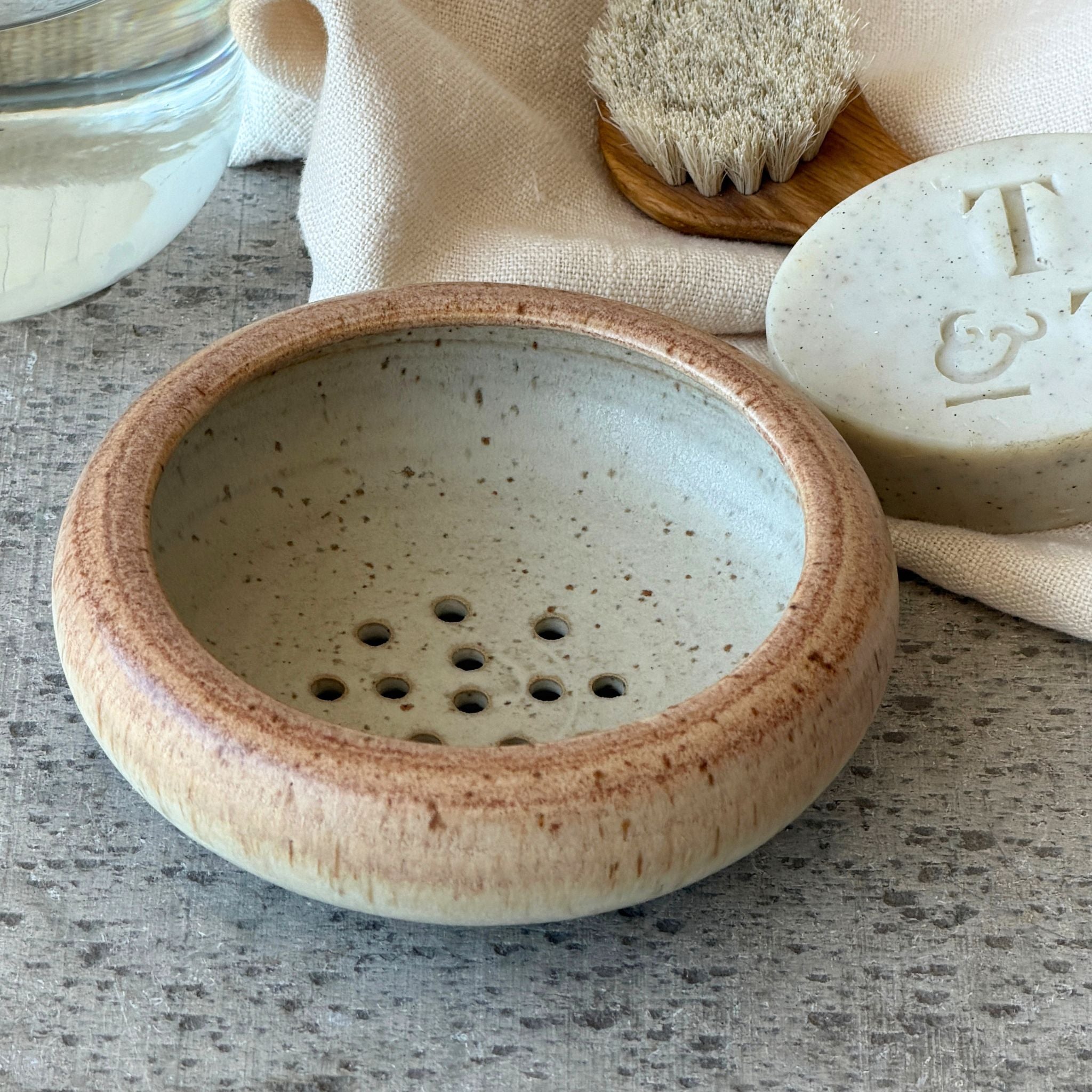 Handmade ceramic soap dish – Paradisverkstadens Öland