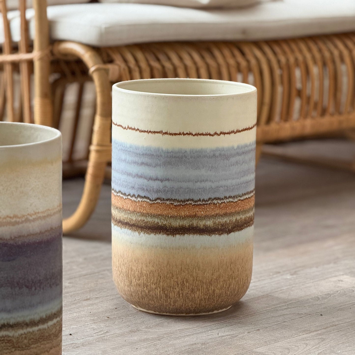 Stor handmålad vas i keramik med vågräta, diffusa penseldrag i blå, bruna och rostiga toner på bas av Paradis Havre glasyr.